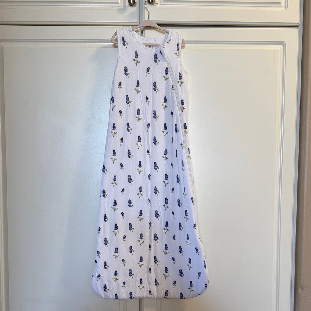Kyte BABY White Sleeveless Sleep Sack with Blue Floral Sprig Print